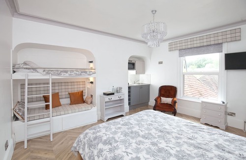 Salisbury House | Discover The Old House Guesthouse: High Rating & Family Amenities