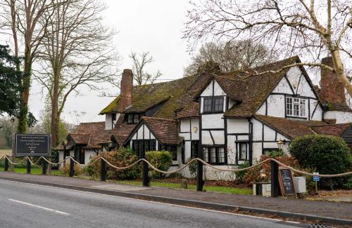 Crawley Down Hotel | Discover The Old House Inn: Pet-Friendly Retreat with Dining