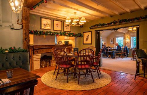 Crawley Down Hotel | Discover The Old House Inn: Pet-Friendly Retreat with Dining