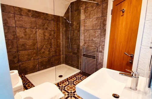Box House | Cozy Stay at The Old Lodge with Breakfast & Family Amenities