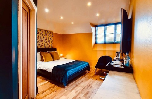Box House | Cozy Stay at The Old Lodge with Breakfast & Family Amenities