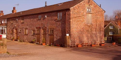Moreton House | Relaxing Retreat at The Old Mill Barn with Private Pool