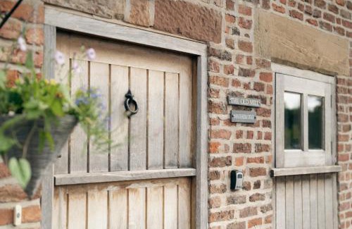 Moreton House | Relaxing Retreat at The Old Mill Barn with Private Pool