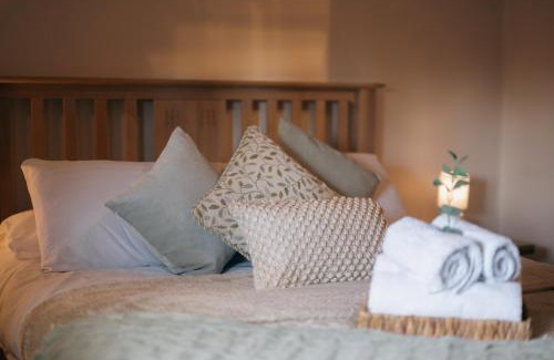 Moreton House | Relaxing Retreat at The Old Mill Barn with Private Pool