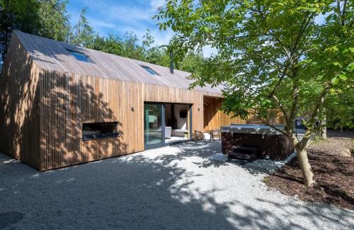 Etchinghill House | Discover The Old Piggery: Pet-Friendly & Poolside Retreat