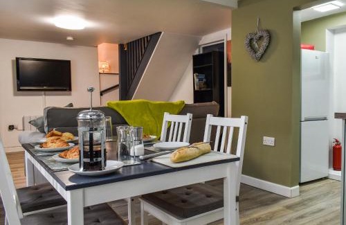 Street House | Discover The Old Post House: Rated 9.1, Pet-Friendly Stay