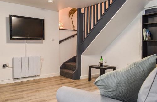 Street House | Discover The Old Post House: Rated 9.1, Pet-Friendly Stay