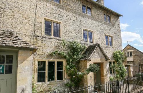 Coln St Aldwyns House | Delightful Stay at The Old Post Office: Family & Pet Friendly
