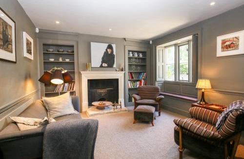 Coln St Aldwyns House | Delightful Stay at The Old Post Office: Family & Pet Friendly