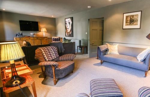 Coln St Aldwyns House | Delightful Stay at The Old Post Office: Family & Pet Friendly