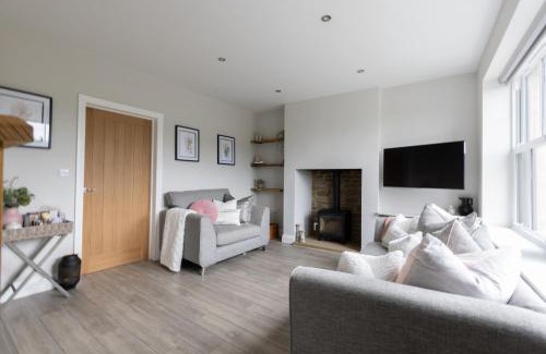 Hedley on the Hill House | Pet-Friendly Retreat at The Old Post Office - 4 Stars
