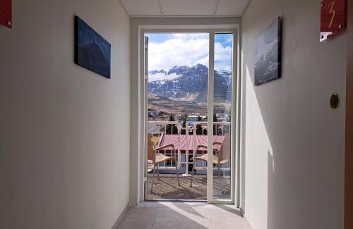 Grundarfjordur House | Cozy Retreat at The Old Post Office Guesthouse with Hot Tub