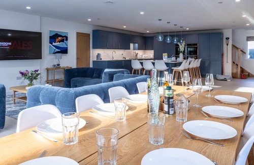 Rhosneigr House | The Old Pottery: Spacious 6‑Bed Beach House Sleeping 12 in Rhosneigr | Managed by Anglesey Holiday L