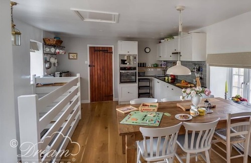 Littlebredy Cottage | Relax at The Old Reading Room: Pet-Friendly Retreat