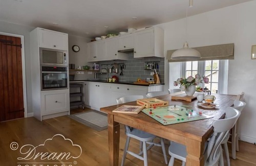 Littlebredy Cottage | Relax at The Old Reading Room: Pet-Friendly Retreat