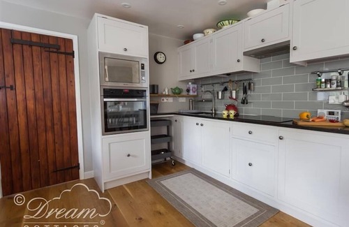 Littlebredy Cottage | Relax at The Old Reading Room: Pet-Friendly Retreat