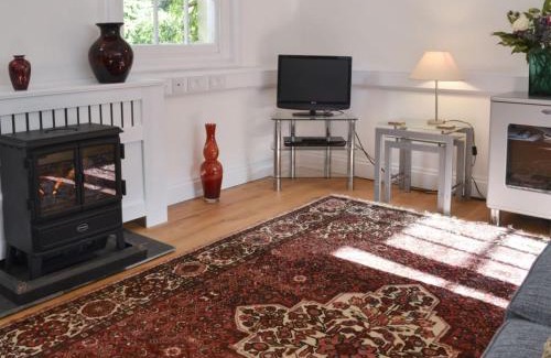 Yaxham House | Idyllic Old Rectory Lodge: 4-Star Stay for the Family
