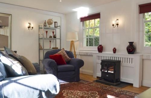 Yaxham House | Idyllic Old Rectory Lodge: 4-Star Stay for the Family