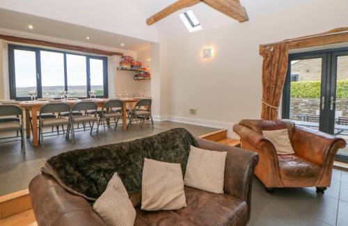 Totley House | Discover The Old Robin Hood: 4-Star Family-Friendly Retreat