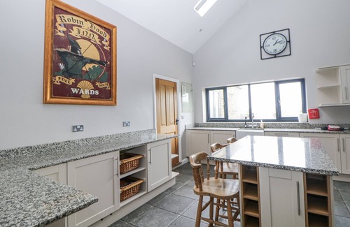 Totley Cottage | Relax at The Old Robin Hood: Pet Friendly with Hot Tub