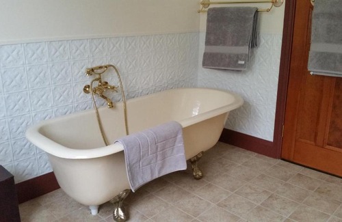 South Wolumla Bed & Breakfast | Discover The Old School Bed and Breakfast - 5-Star Excellence