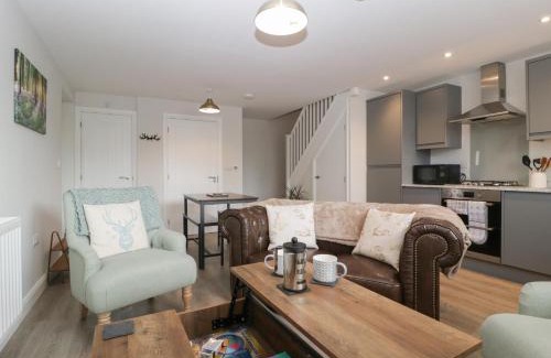Cinderford House | Pet-Friendly Stay at The Old School - 4 Star Retreat