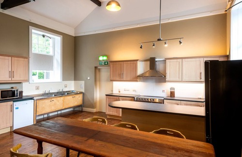 Gortin Cottage | Discover The Old School: Pet-Friendly Getaway with Breakfast