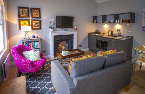 Ascot Cottage | Discover The Old School House: Guest Rated 9.8 in Ascot