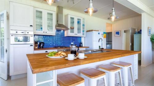 Currarong House | Inviting Stay at The Old School House - Pet & Child Friendly