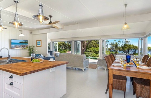 Currarong House | Guest Rated 10/10: The Old School House - Family & Pet Friendly
