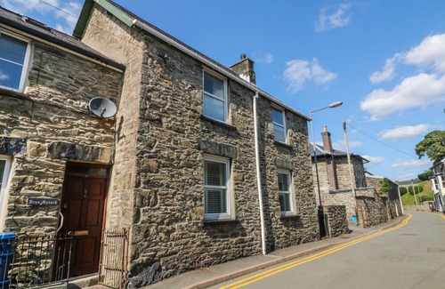 Bala Cottage | Discover The Old School House: Family & Pet Friendly Stay
