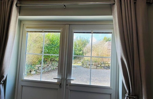 Llanllyfni House | Discover The Old Stables: Mountain-Encircled Retreat!