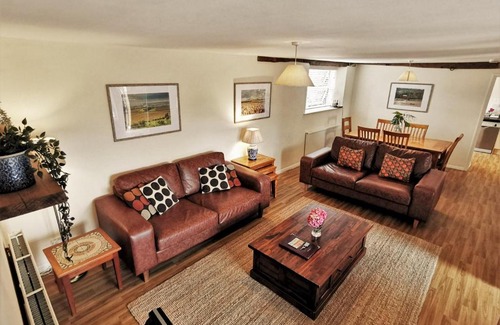 Ivinghoe House | Experience Comfort at The Old Stables Hotel