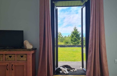 Ynysddu Apartment | Unforgettable Stay at The Old Stables: Family-Friendly Retreat