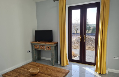 Ynysddu Apartment | Unforgettable Stay at The Old Stables: Family-Friendly Retreat