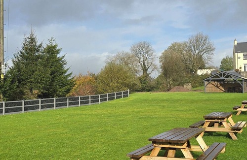 Ynysddu Apartment | Unforgettable Stay at The Old Stables: Family-Friendly Retreat
