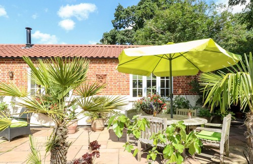 East Dereham Cottage | THE OLD STABLES, pet friendly, character holiday cottage in Litcham