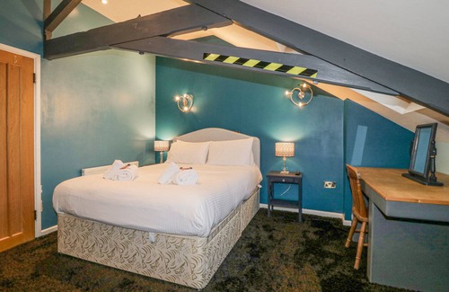 Saint Ann's Chapel Cottage | Discover The Old Sunday School: Pet-Friendly Retreat in Drakewalls
