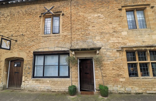 Sherston Cottage | Discover The Old Swan: Pet-Friendly Haven with Breakfast