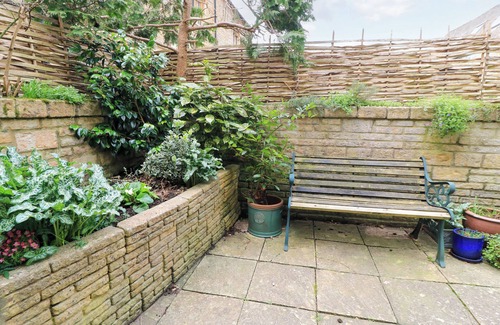 Sherston Cottage | Discover The Old Swan: Pet-Friendly Haven with Breakfast