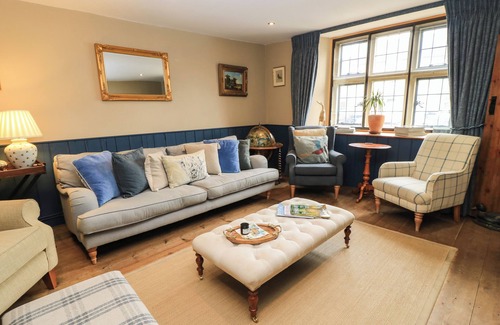 Sherston Cottage | Discover The Old Swan: Pet-Friendly Haven with Breakfast