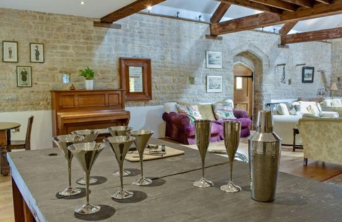 Littlebredy House | Experience The Old Tithe Barn - 4 Star with Family-Friendly Amenities
