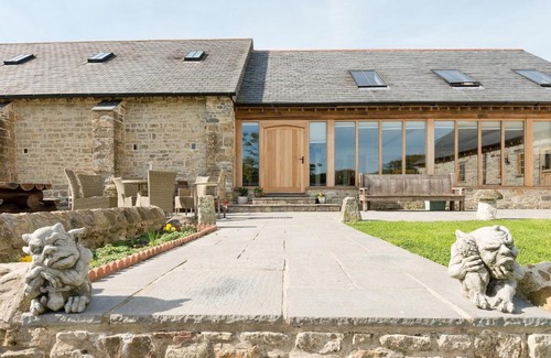 Littlebredy House | Experience The Old Tithe Barn - 4 Star with Family-Friendly Amenities