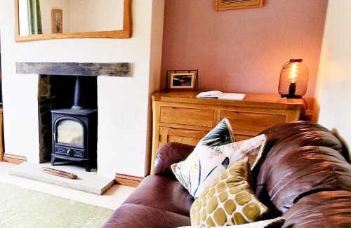 Holmbridge House | Character Cottage Retreat in Holmfirth with Pet-Friendly Perks