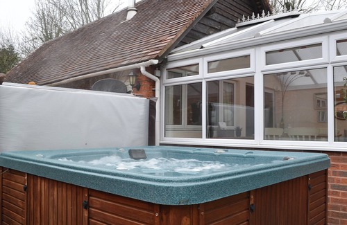 Pauntley House | Pet-Friendly 1 Bedroom Retreat with Spa in Newent