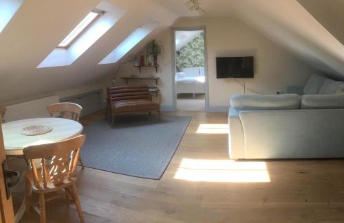 Edale Apartment | Cozy Retreat at The Old Winery Loft - Family Friendly Stay