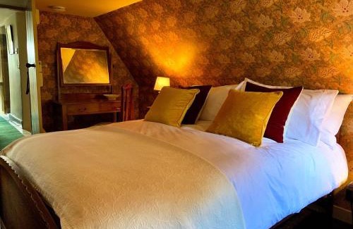 Cardross House | Experience Comfort at The Old Wing - Family & Pet Friendly