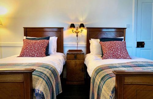 Cardross House | Experience Comfort at The Old Wing - Family & Pet Friendly
