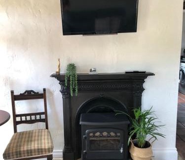 Foxley House | Explore The Old Workhouse Paddocks – Pet & Child Friendly Stay