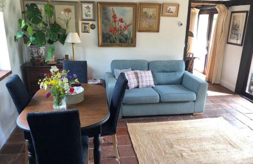 Foxley House | Explore The Old Workhouse Paddocks – Pet & Child Friendly Stay